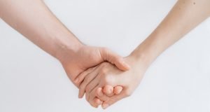 Holding hands can sync brainwaves ease pain