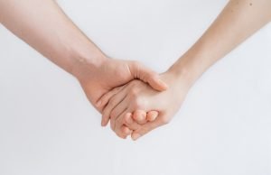 Holding hands can sync brainwaves, ease pain Holding hands can sync brainwaves ease pain