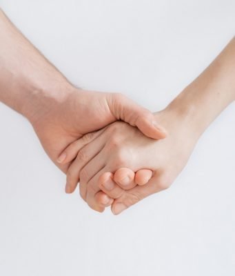 Holding hands can sync brainwaves ease pain