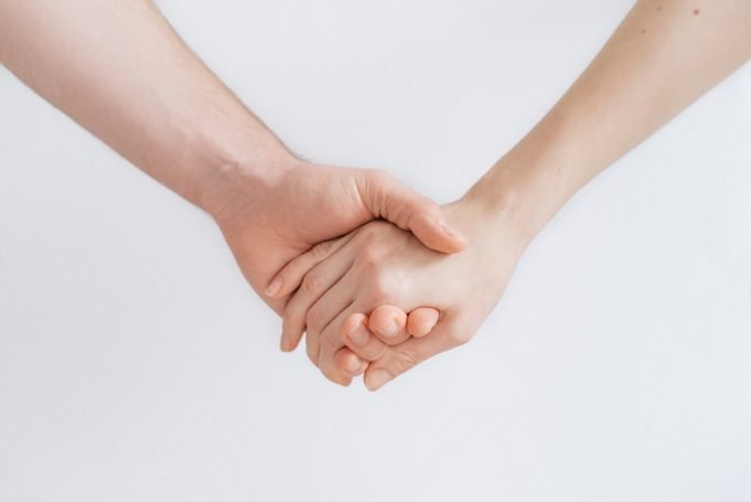 Holding hands can sync brainwaves ease pain