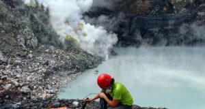 Microbes living in a toxic volcanic lake could hold clues to life on Mars