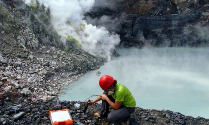 Microbes living in a toxic volcanic lake could hold clues to life on Mars