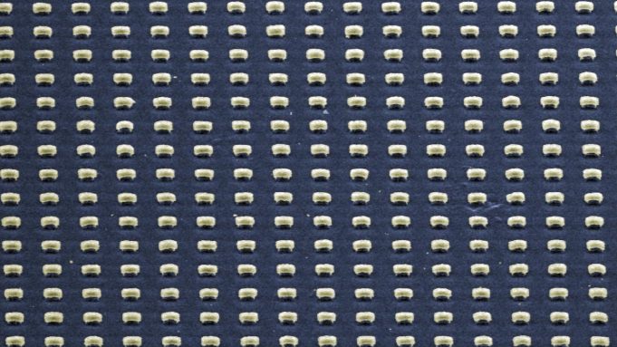 cropped Carbon nanotube device channels heat into light