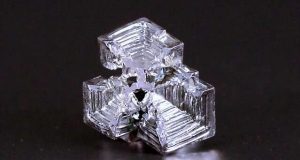 cropped Researchers uncover hidden topological insulator states in bismuth crystals