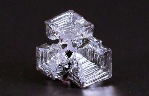 Researchers uncover hidden topological insulator states in bismuth crystals cropped Researchers uncover hidden topological insulator states in bismuth crystals