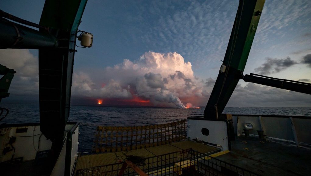 cropped Kīlauea lava fuels phytoplankton bloom off Hawaii Island