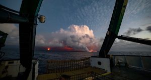 cropped Kīlauea lava fuels phytoplankton bloom off Hawaii Island