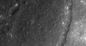 cropped New study complicates theory that ancient impact pierced Moons crust
