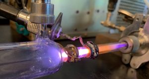 Researchers discover new way to split and sum photons with silicon scaled