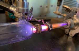 Researchers discover new way to split and sum photons with silicon scaled