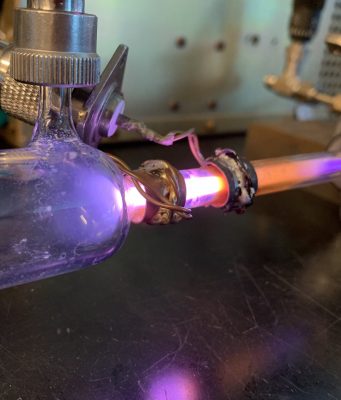 Researchers discover new way to split and sum photons with silicon scaled