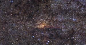 Very Large Telescope images stunning central region of Milky Way finds ancient star burst