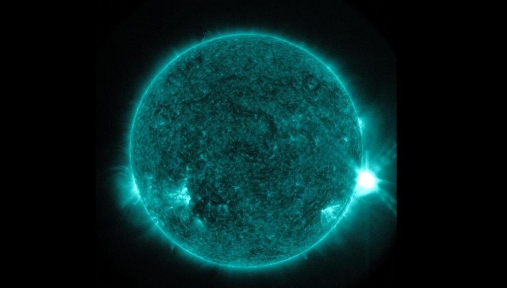 Scientists measure the evolving energy of a solar flares explosive first minutes