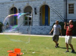 Physics of giant bubbles bursts secret of fluid mechanics