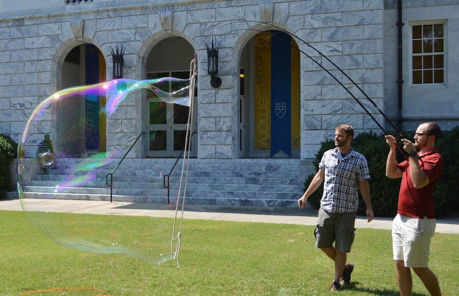 Physics of giant bubbles bursts secret of fluid mechanics