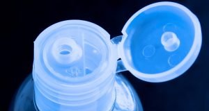 Opening plastic bags and bottles may generate microplastics