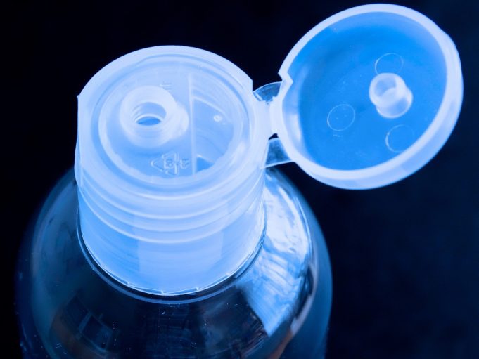 Opening plastic bags and bottles may generate microplastics
