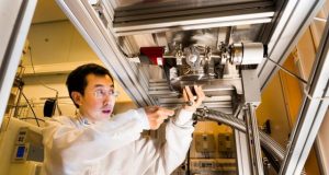 Renewable fuel from carbon dioxide with the aid of solar energy