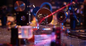 Physicists engineer an optical mirror made of only a few hundred atoms