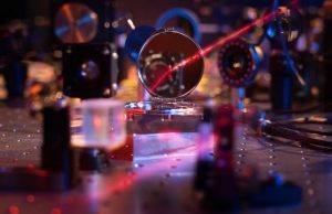 Physicists engineer an optical mirror made of only a few hundred atoms
