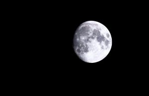 On nights before a full moon people go to bed later and sleep less study shows