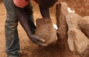 3500 year old honeypot is the oldest direct evidence for honey collecting in Africa