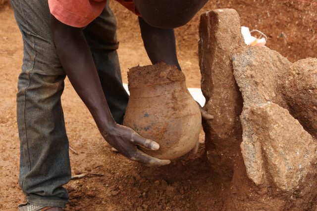 3500 year old honeypot is the oldest direct evidence for honey collecting in Africa